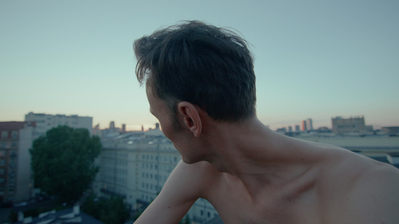 카메라를 바라보는 젊은이, 심각한, 깊은 생각, 초상화, 느린 동작