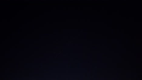 una brillante cadena de satélites de comunicación orbita la tierra, starlink, espacio x