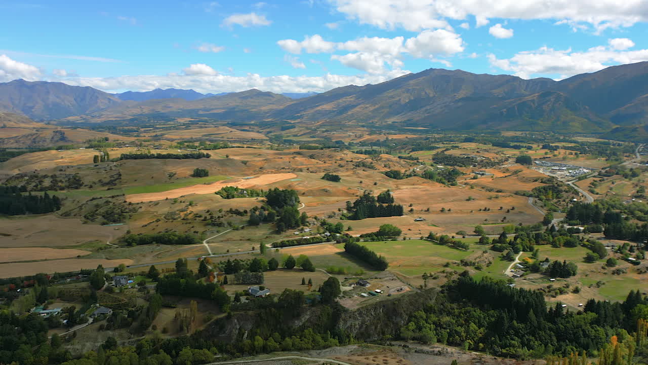 queenstown, nueva zelanda en el interior, desde crown range road, panorámica aérea de derecha a izquierda