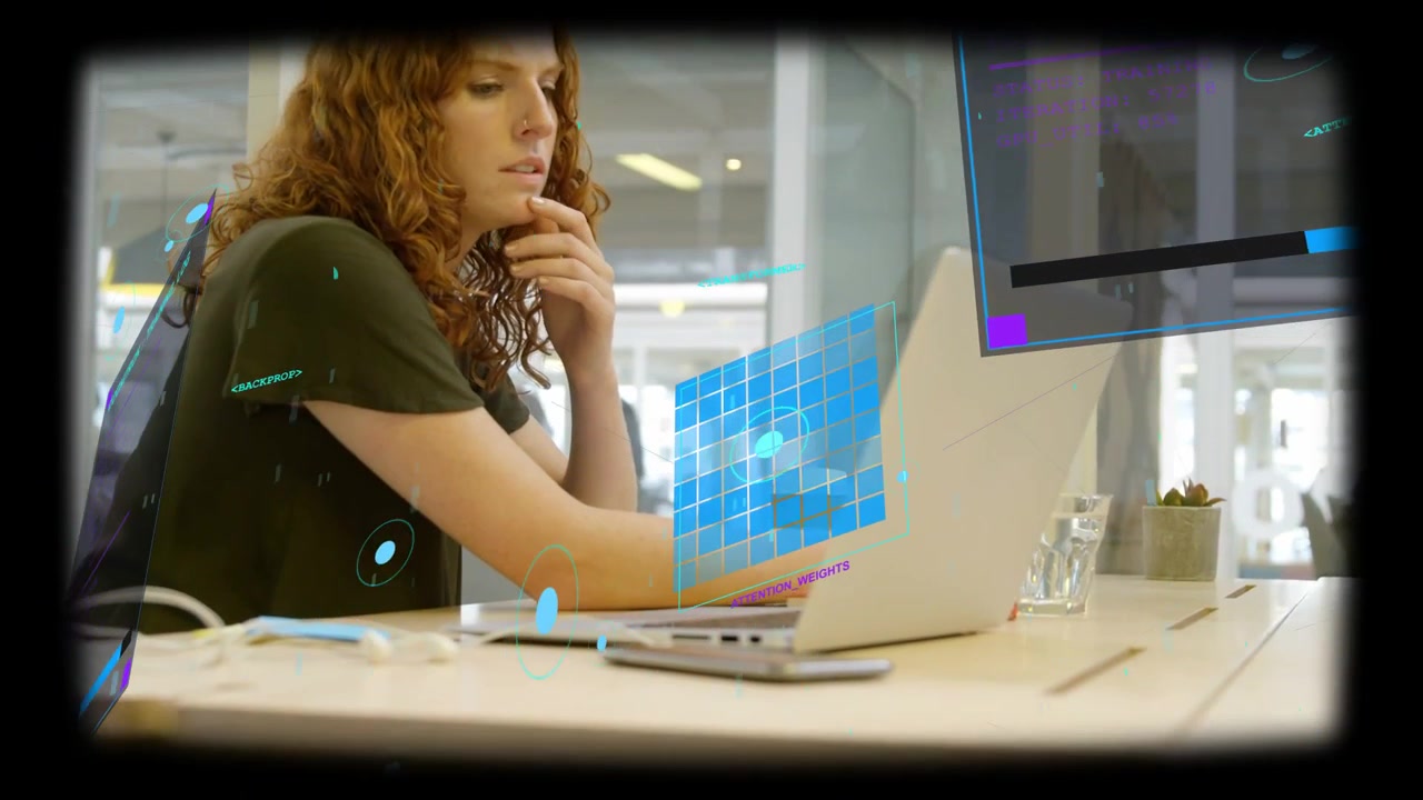 Lavoratrice che passa a digitare alla scrivania d'ufficio mentre sovrapposizioni di dati appaiono sul laptop per l'analisi.