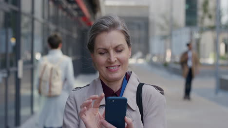 Retrato-Feliz-Mujer-De-Negocios-Madura-Usando-Un-Teléfono-Inteligente-En-La-Ciudad-Disfrutando-De-Mensajes-De-Texto-Navegando-En-Un-Teléfono-Móvil-Enviando-Sms-Estilo-De-Vida-Urbano-Profesional-En-Cámara-Lenta