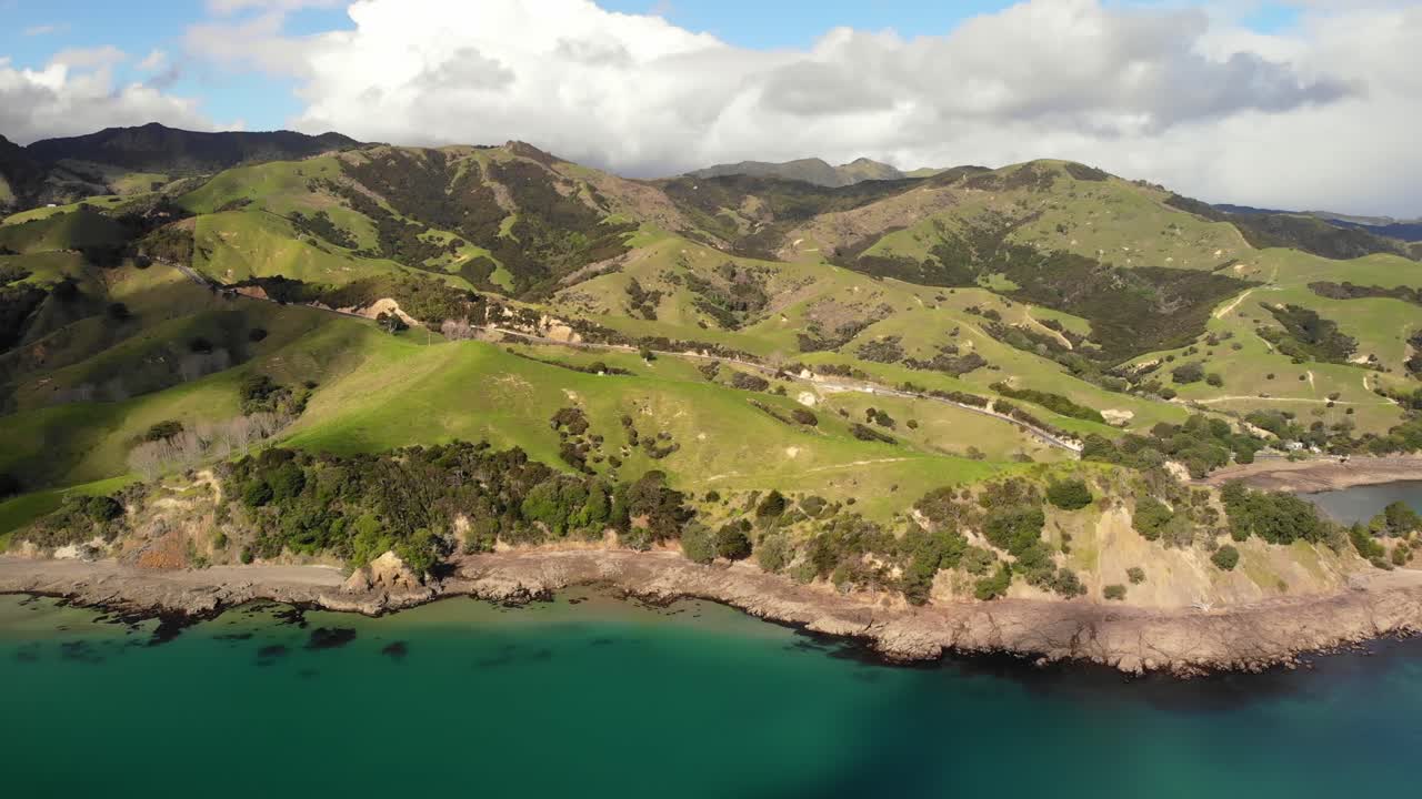 뉴질랜드 케르기 코로만델 의  ⁇ 은 날 에 푸른 풀  ⁇ 인 산 들 과 경치 좋은 도로 의 공중 전망