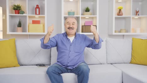 el hombre que mira a la cámara es feliz.
