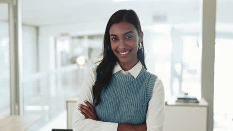 mujer de negocios, brazos cruzados