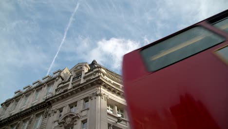 autobús moviéndose a lo largo de las cimas de los edificios en oxford street