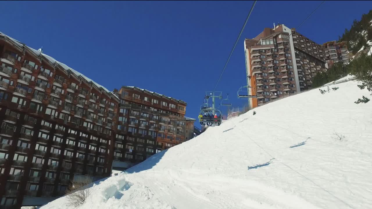una toma estabilizada de algunos apartamentos en avoriaz pasando por el ascensor en los alpes