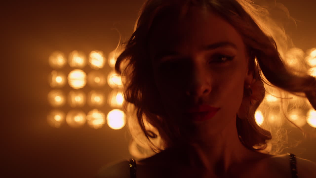 modelo caliente defile seduciendo en el escenario de cerca. chica rubia sensual posando para la cámara.