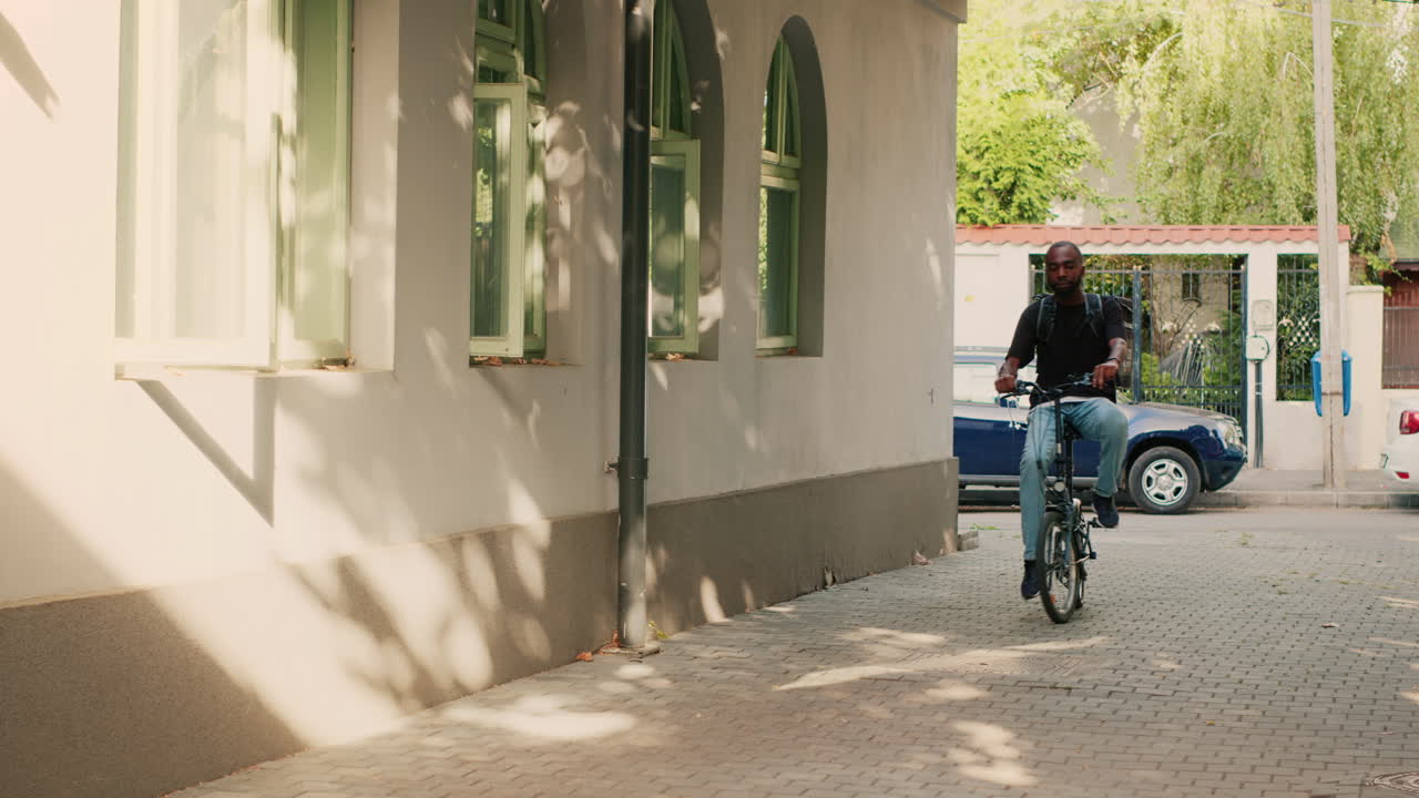 человек едет на велосипеде в городе
