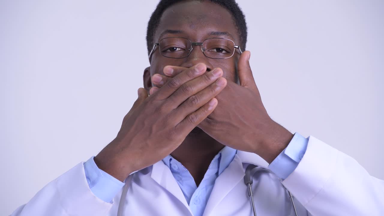 joven y guapo hombre africano médico