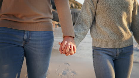 Tomados-De-La-Mano,-Playa-Y-Pareja-Al-Aire-Libre