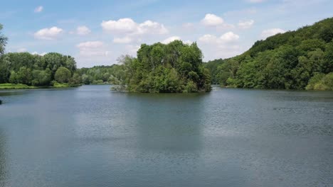 Punto-De-Vista-Bajo-Del-Lago-Que-Se-Eleva-Sobre-La-Isla-De-árboles-En-Medio-Del-Agua