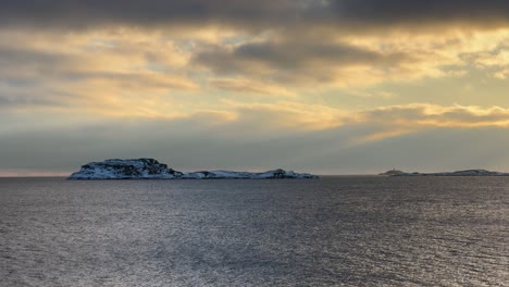 Tranquila-Costa-Invernal-En-Noruega,-Capturada-En-Cámara-Lenta-Y-Suave-Y-Claridad-De-4k