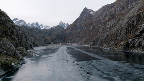 Luftaufnahme-Entlang-Des-Trollfjords,-Der-Seine-Natürliche-Schönheit-Und-Die-Steilen-Berge-Zeigt