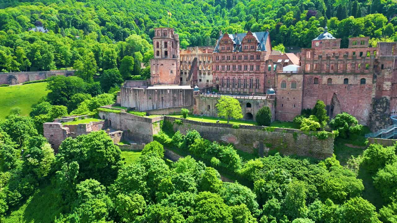 Video aereo con drone 4K delle splendide torri e giardini del Castello sulla collina Königstuhl che domina Heidelberg, Germania.