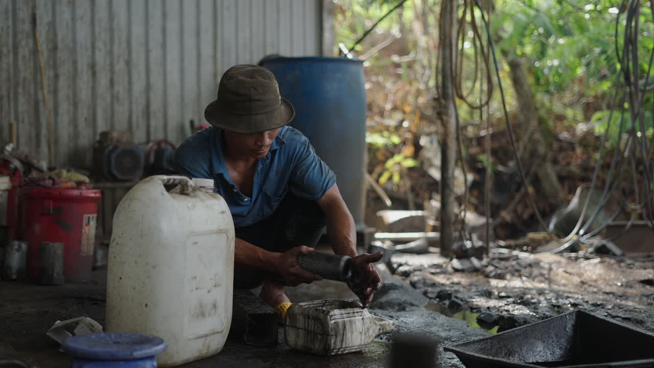 hombre trabajando en un taller