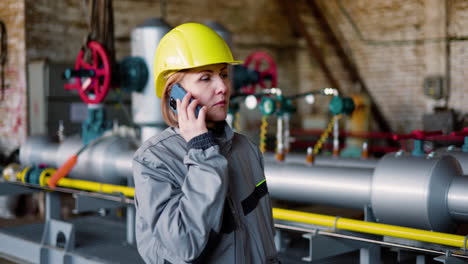 Blonde-Frau-Mit-Gelbem-Helm-In-Der-Fabrik