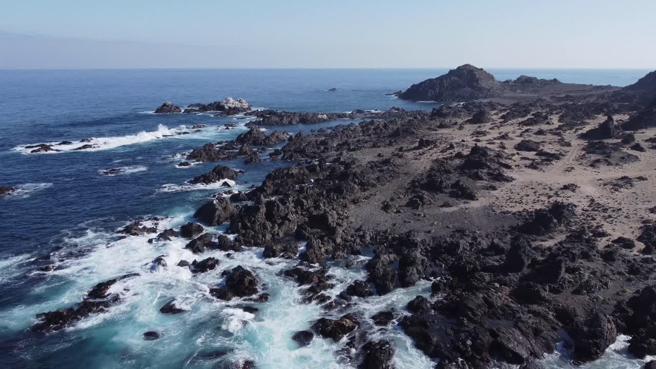 sobrevuelo aéreo bajo: rocas costeras dentadas en la árida costa del pacífico de chile