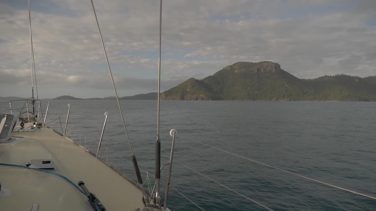 whitsundays, qld, australia에서 후크 통로를 가로 질러 순항하는 범선의 턴버클 및 손잡이