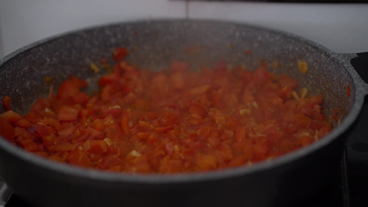 shakshouka용 홈메이드 토마토 소스 냄비