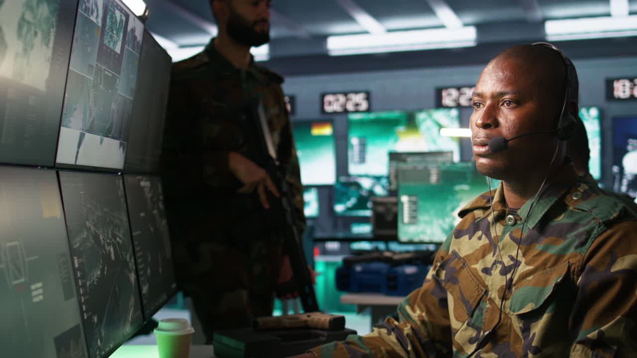 despachador militar que gestiona las redes de comunicaciones, haciendo el deber patriótico