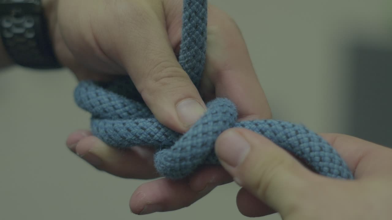 로프 에 안전 한 매 을 는 등반자 의 클로즈업