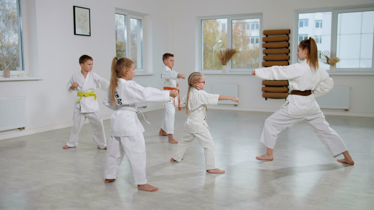 무술 수업에서  키모노를 입은 아이들