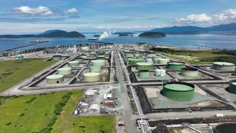 toma aérea de la estación de refinería de petróleo en anaroctes, washington.