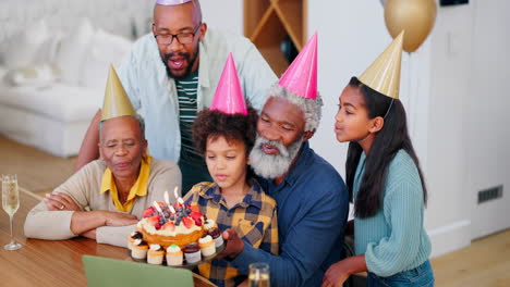 feliz cumpleaños, llamada de video y familia con pastel