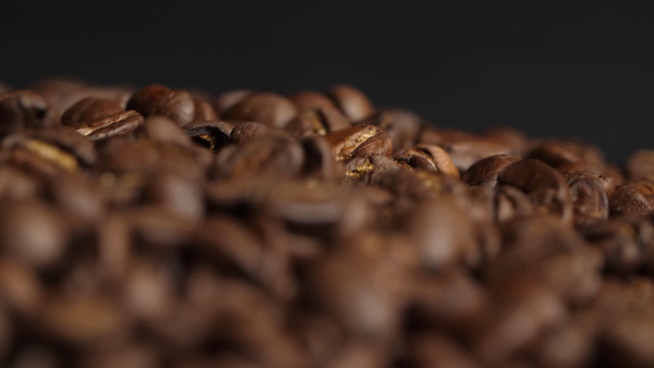 Nærbillede af roterende kaffebønner, video i 4K, 50fps
