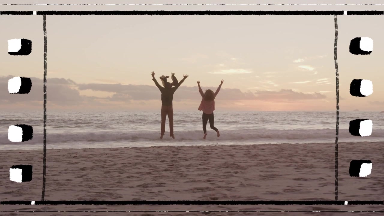 Sol se aproximando do horizonte, casal entrando nas ondas, pulando e levantando os braços para anúncios, com enquadramento de tira de filme.