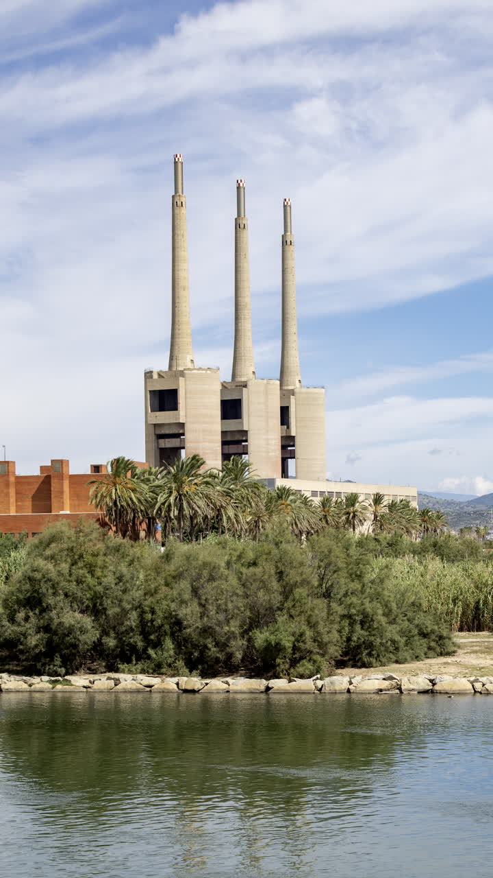 바르셀로나의 가스 발전소 타임랩스, 수직 구도로 구름이 지나가는 모습이에요