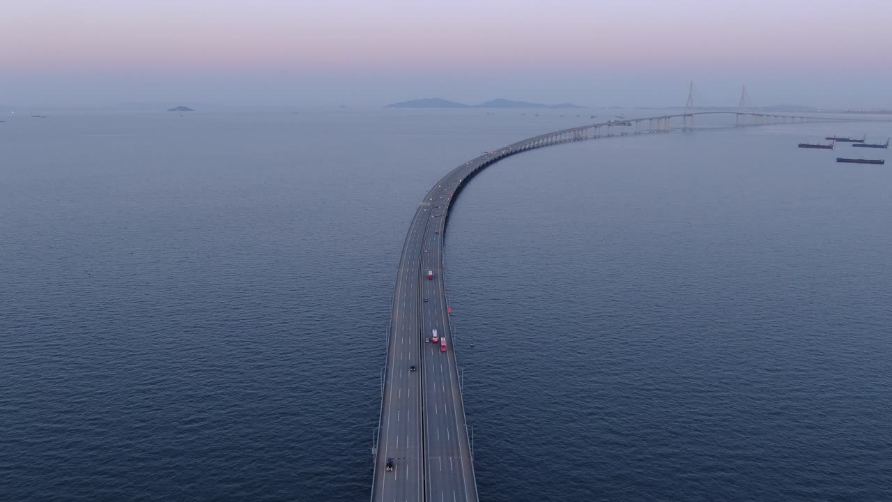 새벽 바다 위의 긴 다리