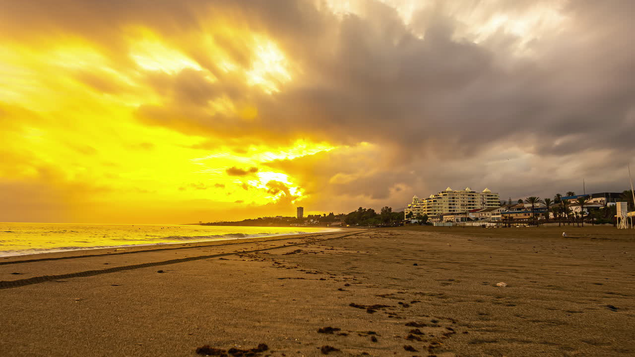 puesta de sol sobre una playa tropical con el paisaje urbano en el fondo, vista en lapso de tiempo