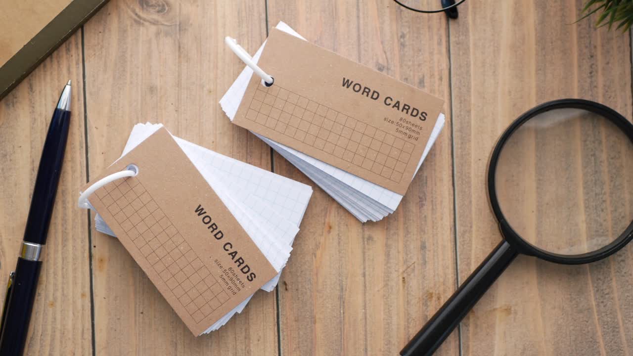 карточки с словами на деревянном столе
