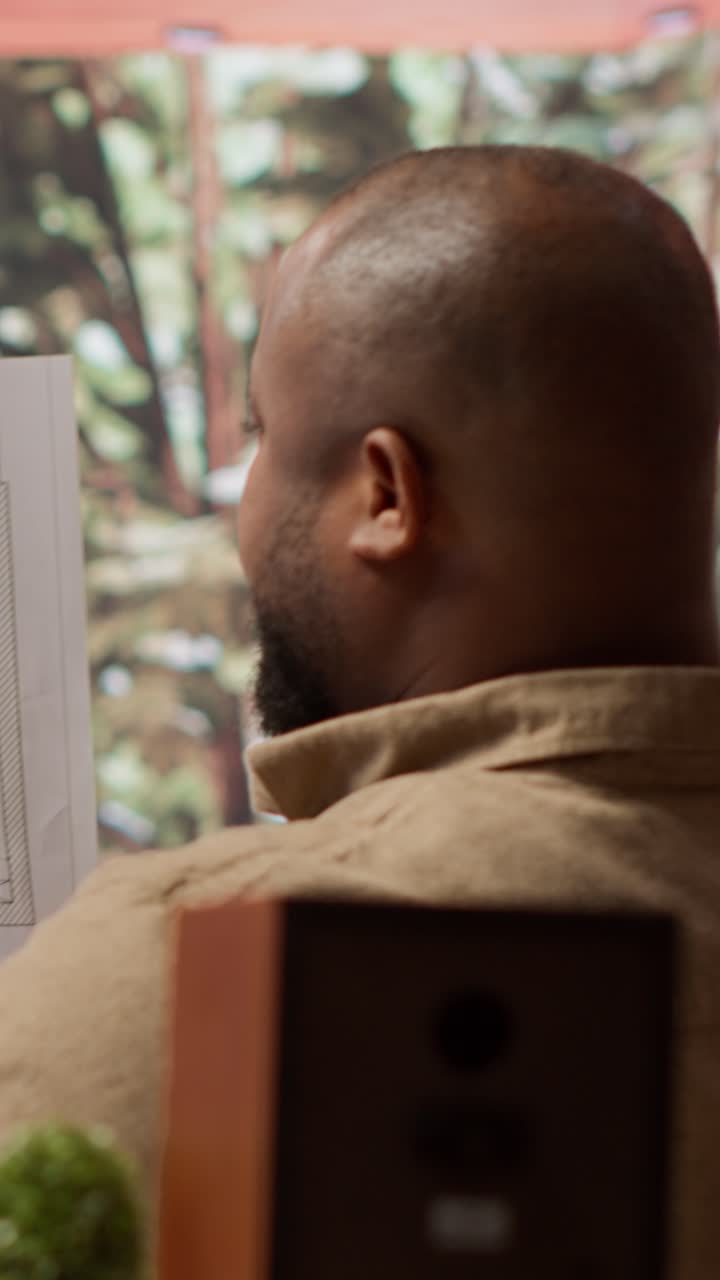 Uomo afroamericano che esamina un documento di progetto in ufficio