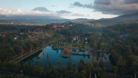 hermoso amanecer pintoresco, palacio de agua de ujung, bali indonesia, desde el aire