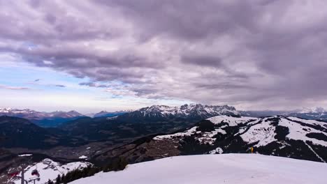 Picos-Rocosos-Nevados-Y-Nubes-Fluidas,-Vista-De-Lapso-De-Tiempo