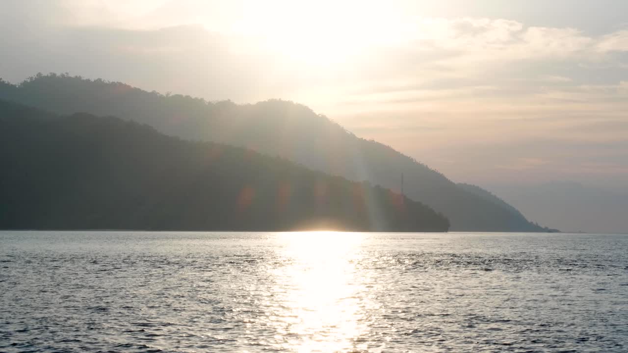 인도네시아 서부 파푸아의 인기 있는 휴양지인 라자 암파트 (raja ampat) 에서 바다 물 위에 반사되는 아름다운 빛과 함께 외 열대 섬의 경치 풍경