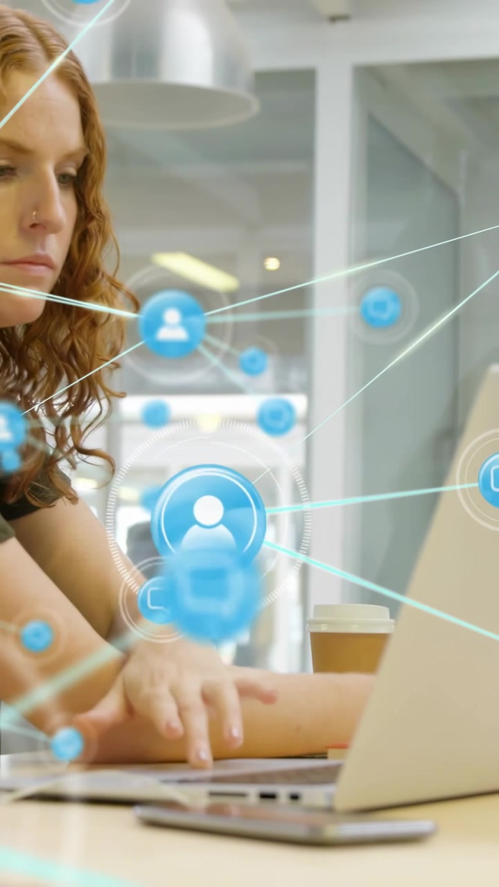 Video verticale: Donna che reagisce a un overlay in crescita, chinata a pensare mentre digita sul laptop per fare networking.