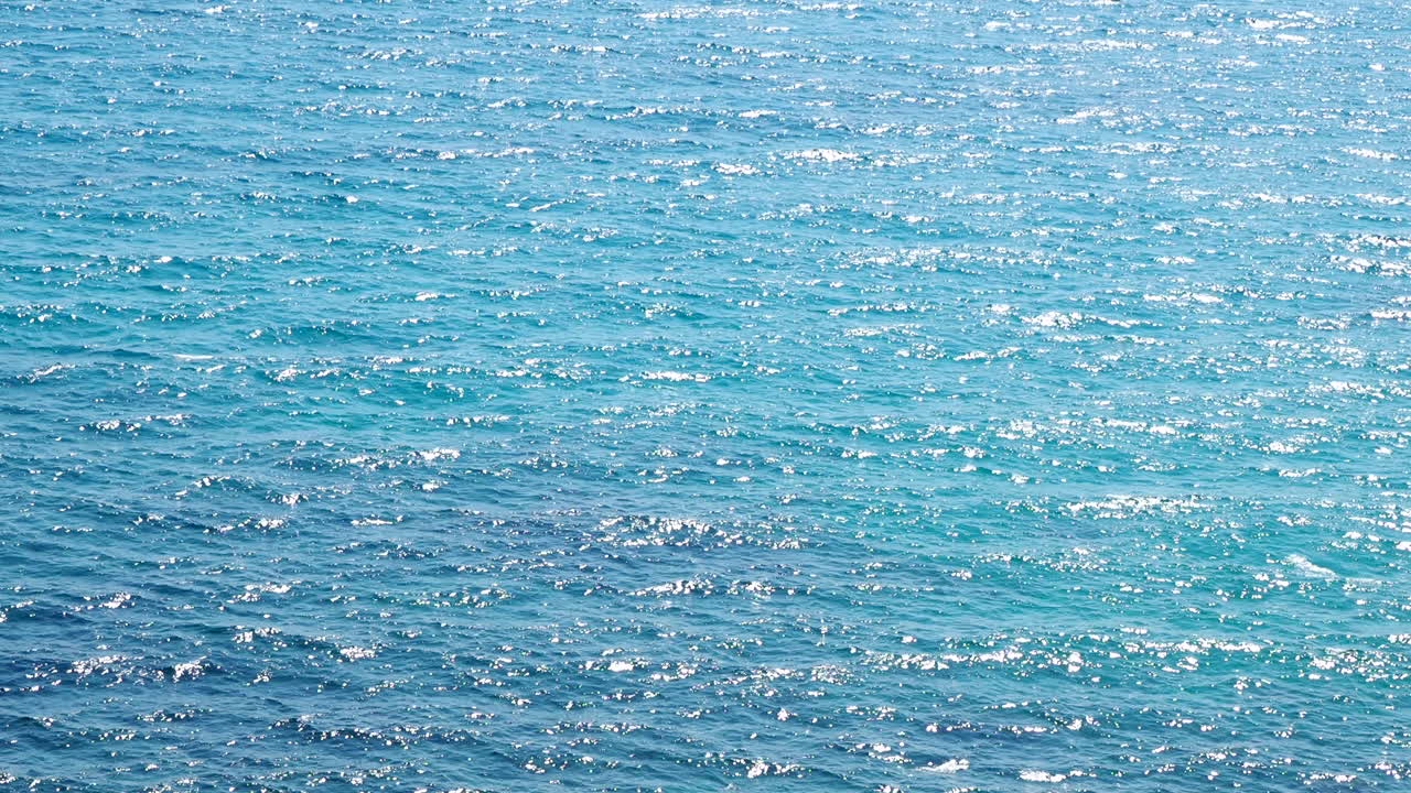 海の波と太陽の光