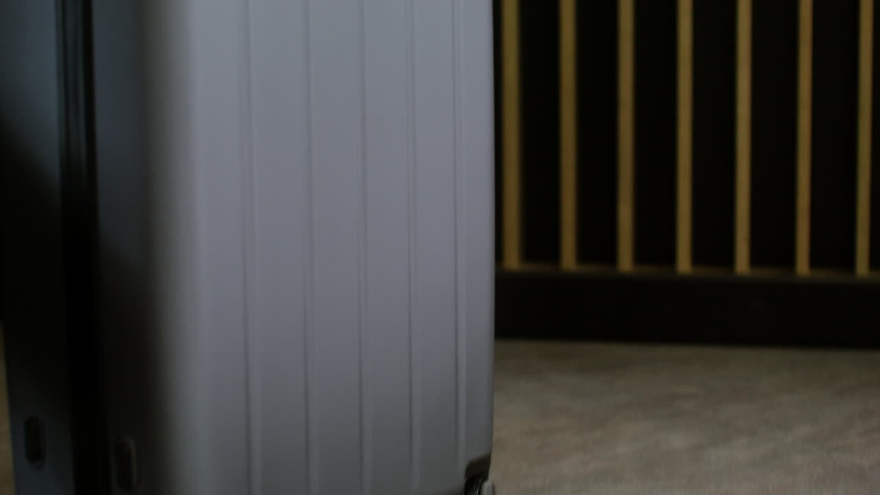 женщина подходит к рецепции отеля.