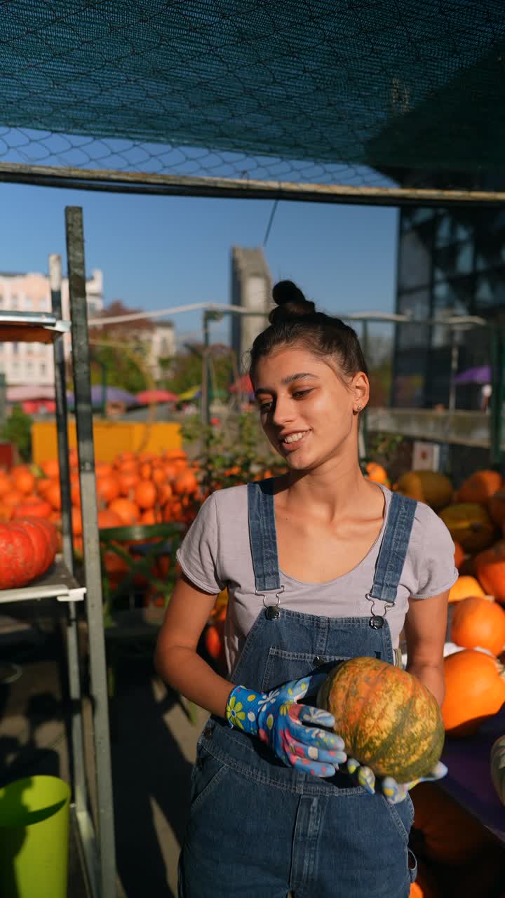 mujer mirando calabazas en un mercado