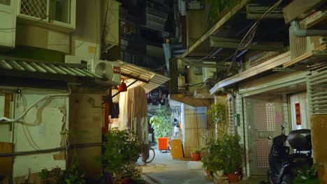 Callejón-Vacío-Con-Entradas-De-Casas-Y-Ropa-Tendida-Por-La-Noche-En-Taiwán