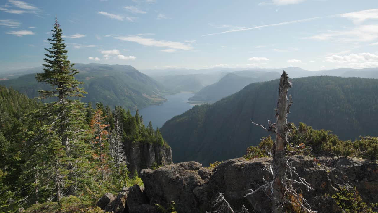 panorámica lenta de una vista a la montaña en el verano