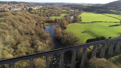 Alt-Walisisch-Pontcysyllte-Aquädukt-Wasserstraße-Luftbild-Ländlich-Herbst-Wald-Tal-Langsam-Rechts-Dolly