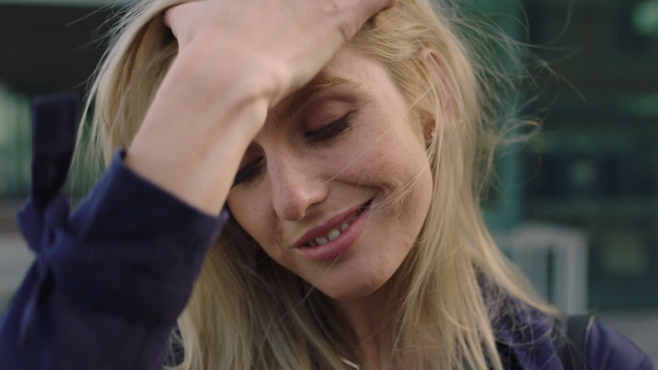 retrato de mujer joven atractiva rubia sexy posando seductora mano corriendo a través del cabello deseo femenino