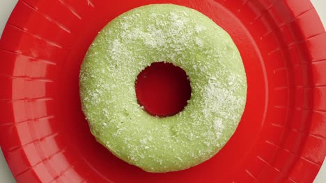 el donut glazado de primer plano.