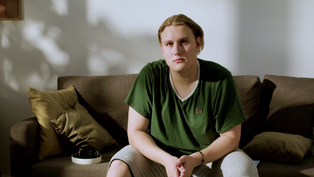 молодой человек смотрит в окно и впереди в конце