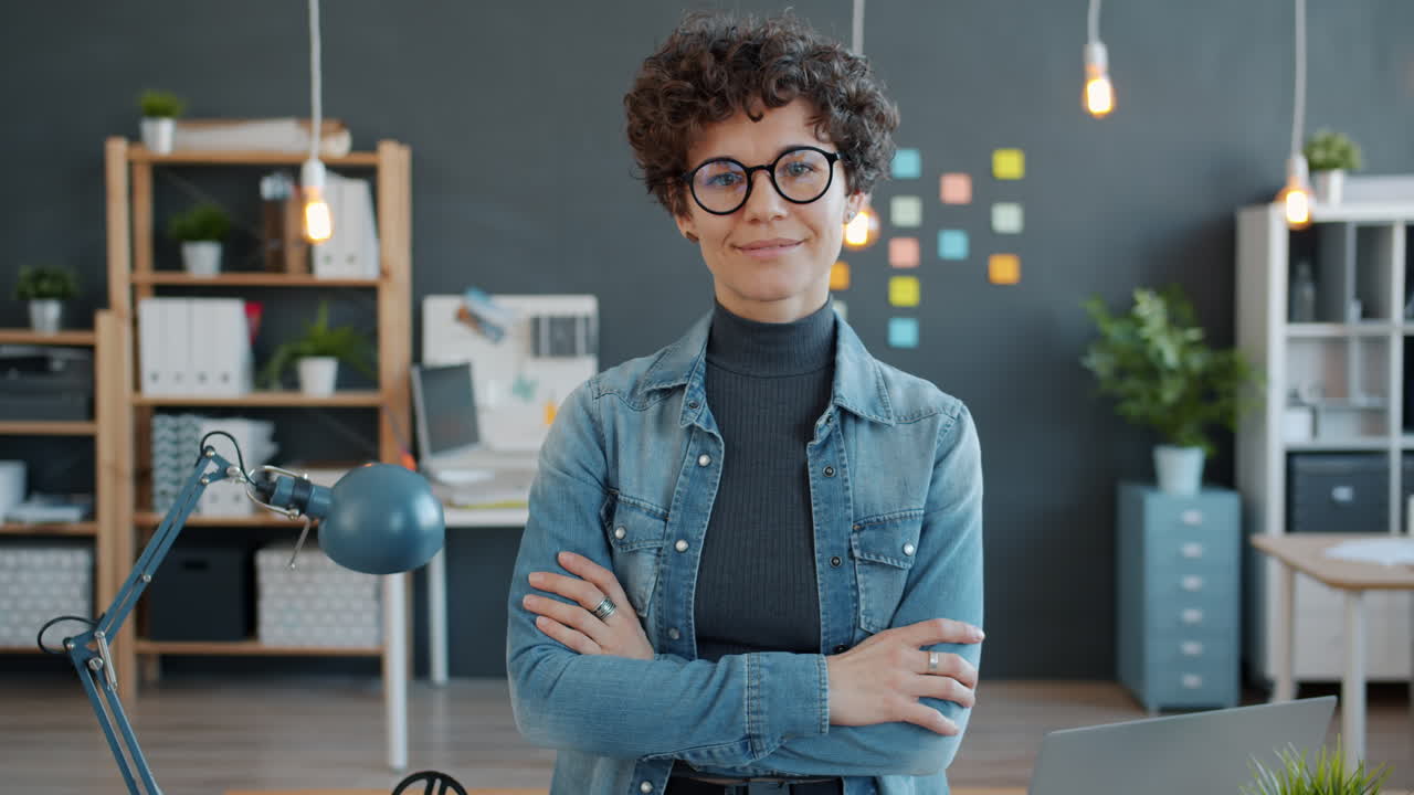 mujer de negocios confiada en una oficina moderna