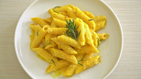 Penne-Nudeln-Mit-Butternuss-Kürbis-Sahnesauce-Und-Rosmarin